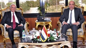 طرح 11 مطارا.. حفني يناقش مع رئيس مجموعة كوبيلوزوس اليونانية فرص التعاون في ملف المطارات طرح 11 مطارا.. حفني يناقش مع رئيس مجموعة كوبيلوزوس اليونانية فرص التعاون في ملف المطارات