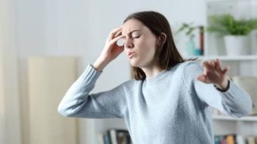 لماذا نشعر بالدوار المفاجئ عند الوقوف؟.. علامات لا تتجاهلها وأسباب صادمة