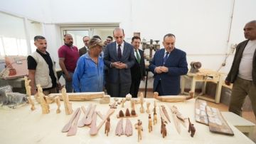 محافظ أسيوط يصطحب وفد المحكمة العربية للتحكيم لتفقد مركز خان الخليلي محافظ أسيوط يصطحب وفد المحكمة العربية للتحكيم لتفقد مركز خان الخليلي