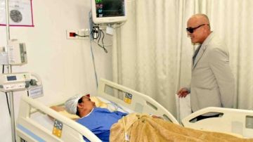 محافظ الأقصر يزور الأطفال المصابين في حادث أتوبيس إسنا ومساعدات فورية لأسرهم