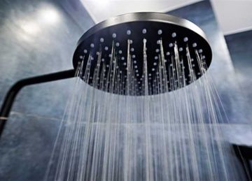 هل التبول أثناء الاستحمام خطأ صحي؟ دراسة توضح