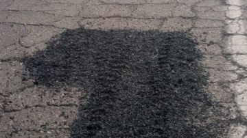 إصلاح الحفر بطريق رأس شقير رأس غارب حفاظا على سلامة المواطنين