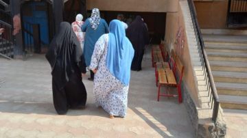 إقبال من السيدات على مدرسة 6 أكتوبر الإبتدائية ببولاق الدكرور .. صور