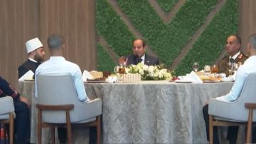 الرئيس السيسي: الطلبة المؤهلون إناثا وذكورا يمكنهم الالتحاق بكلية الطب العسكري الرئيس السيسي: الطلبة المؤهلون إناثا وذكورا يمكنهم الالتحاق بكلية الطب العسكري