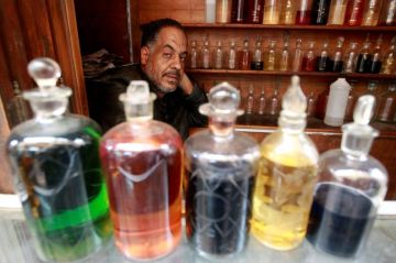 العطور المركبة في مصر... روائح أنعشتها الأزمة الاقتصادية