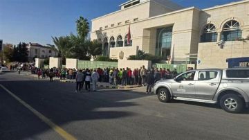 المرحلة الثانية.. طوابير الناخبين تزين مقر السفارة المصرية في عمان المرحلة الثانية.. طوابير الناخبين تزين مقر السفارة المصرية في عمان