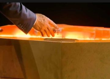 بعد القاء كلمته.. السيسي يضع القطعة الأخيرة لاكتمال المتحف المصري الكبير بعد القاء كلمته.. السيسي يضع القطعة الأخيرة لاكتمال المتحف المصري الكبير