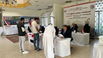 توافد الناخبين على مقر الاقتراع بسلطنة عمان لليوم الثاني بانتخابات النواب توافد الناخبين على مقر الاقتراع بسلطنة عمان لليوم الثاني بانتخابات النواب