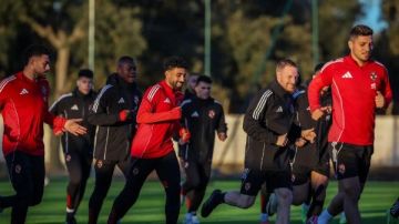 الأهلي يختتم تدريباته اليوم بملعب مولاي الحسن استعدادا لمواجهة الجيش الملكي الأهلي يختتم تدريباته اليوم بملعب مولاي الحسن استعدادا لمواجهة الجيش الملكي