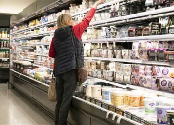 مؤثرون أمريكيون يستخدمون تطبيق Sora لتصوير مشاهد يبيع فيها الفقراء كوبونات الطعام مقابل المال.