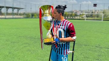 محمود عبد العظيم قائد منتخب مصر للساق الواحدة يجدد عقده مع طرابزون سبور محمود عبد العظيم قائد منتخب مصر للساق الواحدة يجدد عقده مع طرابزون سبور