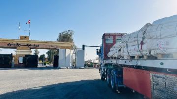 الهلال الأحمر يعزز دعم أهالي غزة بمستلزمات شتوية وغذائية وبترولية ضمن زاد العزة الـ 74 الهلال الأحمر يعزز دعم أهالي غزة بمستلزمات شتوية وغذائية وبترولية ضمن زاد العزة الـ 74