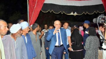 محافظ الأقصر يتفقد اللجان خلال جولته المسائية لمتابعة سير التصويت بانتخابات النواب