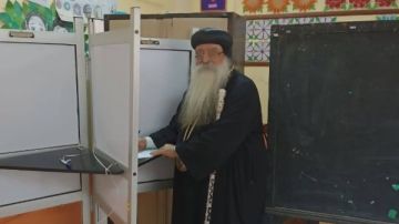 مطران دشنا وتوابعها يدلى بصوته في لجنة أبوبكر الصديق مطران دشنا وتوابعها يدلى بصوته في لجنة أبوبكر الصديق