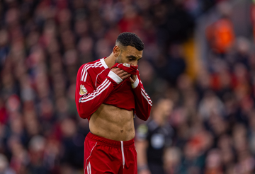 أسطورة مانشستر يونايتد يطالب سلوت باستبعاد صلاح بشكل فوري من تشكيلة ليفربول