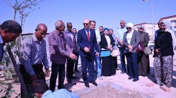 المنشاوي يزرع أول شجرة خلال تفقده المبنى الجديد لكلية التربية للطفولة المبكرة بأسيوط الجديدة