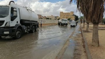 انتشار فرق الطوارئ في مطروح لرفع تجمعات مياه الأمطار