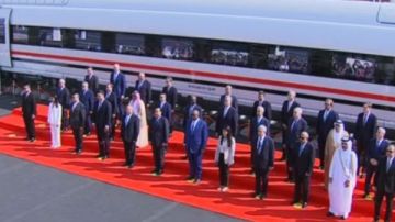 رئيس الوزراء يلتقط صورة تذكارية خلال افتتاح الدورة السادسة لمعرض النقل الذكي رئيس الوزراء يلتقط صورة تذكارية خلال افتتاح الدورة السادسة لمعرض النقل الذكي