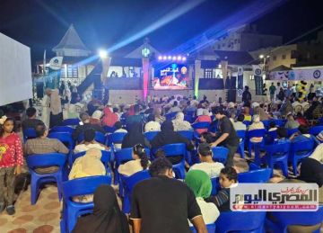 شاشات تليفزيونية ضخمة لبث احتفالية المتحف المصري الكبير بالغردقة