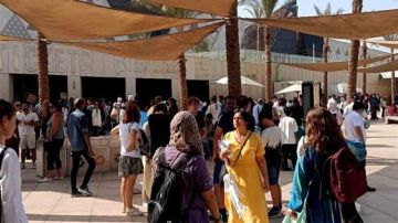 في أول يوم لاستقبال الجمهور.. ازدحام شديد على شباك التذاكر بالمتحف المصري الكبير في أول يوم لاستقبال الجمهور.. ازدحام شديد على شباك التذاكر بالمتحف المصري الكبير