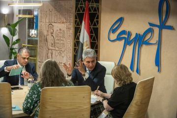 وزير السياحة يبحث جذب الاستثمارات العالمية للمقصد المصري وزير السياحة يبحث جذب الاستثمارات العالمية للمقصد المصري