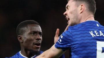 بعد الطرد التاريخي.. إدريسا جاي يعتذر عن اشتباكه مع زميله في إيفرتون