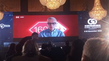 رئيس الوزراء يشهد التوقيع علي 55 عقدا بين الاتصالات وشركات التعهيد