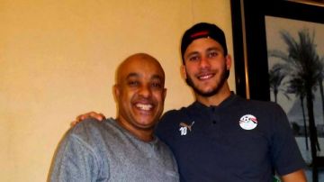 عمر هريدي ينشر صور المتهم الهارب بقضية رمضان صبحي مع لاعبين وفنانين