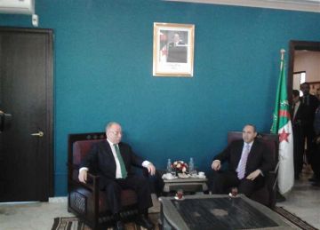 وزيرة الثقافة والفنون الجزائرية تكرم الشاعرة والكاتبة حبيبة محمدي في ختام صالون الجزائر الدولي للكتاب