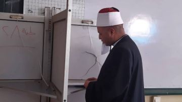 وكيل وزارة الأوقاف بالشرقية يدلى بصوته بإنتخابات مجلس النواب وكيل وزارة الأوقاف بالشرقية يدلى بصوته بإنتخابات مجلس النواب