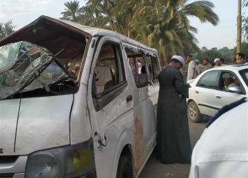 إصابة 14 شخصا في انقلاب ميكروباص بطريق قرية المحروسة بقنا