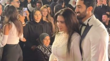 إطلالة باللون الأبيض.. أول ظهور لـ مي عز الدين وزوجها أحمد تيمور