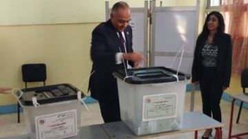 المستشار أحمد بنداري يدلي بصوته في المرحلة الثانية بانتخابات مجلس النواب