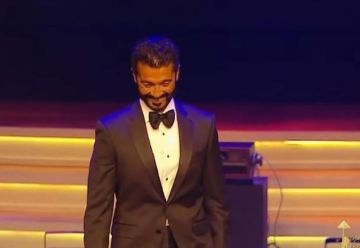 خالد النبوي يهدي جائزة فاتن حمامة لروح والديه في افتتاح الدورة الـ46 لمهرجان القاهرة السينمائي