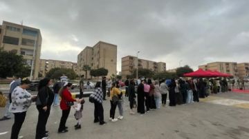 طوابير للناخبين أمام لجان التجمع الخامس فى انتخابات النواب