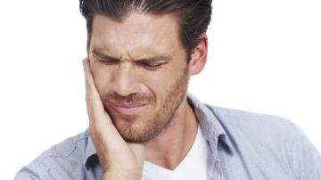 ماذا يحدث عند وضع زيت القرنفل في الفم ماذا يحدث عند وضع زيت القرنفل في الفم