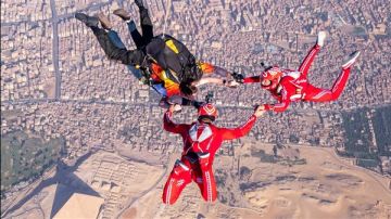 هبوط خاطىء لـ3 برازيليين بالبراشوتات في كعابيش بدلا من الأهرامات هبوط خاطىء لـ3 برازيليين بالبراشوتات في كعابيش بدلا من الأهرامات