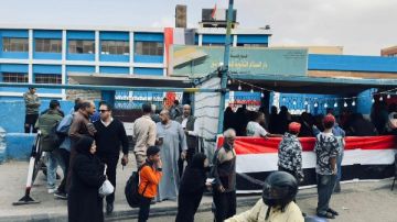 إقبال جماهيري كثيف على لجان مدرسة دار السلام الثانوية بنين في انتخابات النواب.. صور إقبال جماهيري كثيف على لجان مدرسة دار السلام الثانوية بنين في انتخابات النواب.. صور