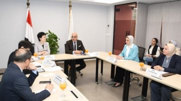 رئيس جامعة عين شمس يستقبل وفد جامعة بكين الأولى في مجال الاتصالات والحاسبات في الصين رئيس جامعة عين شمس يستقبل وفد جامعة بكين الأولى في مجال الاتصالات والحاسبات في الصين