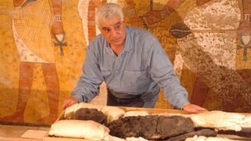 زاهي حواس يرد على اتهامه بتهريب الآثار زاهي حواس يرد على اتهامه بتهريب الآثار