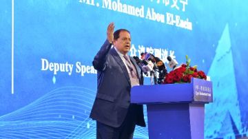 أبو العينين: مصر تبني الجمهورية الجديدة بقيادة الرئيس السيسي وتفتح ذراعيها للاستثمار الجاد من مختلف دول العالم أبو العينين: مصر تبني الجمهورية الجديدة بقيادة الرئيس السيسي وتفتح ذراعيها للاستثمار الجاد من مختلف دول العالم