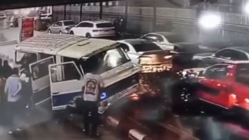 حادث غامض لـ ميكروباص يقوده طفل بجوار مستشفى الهلال في سوهاج صور