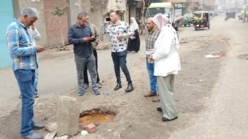 رئيس حي غرب شبرا الخيمة تتفقد موقع الهبوط الأرضي بطريق بيجام.. صور