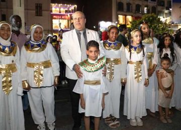 طلاب مدارس بالزي الفرعوني في أسوان يحتفلون بافتتاح المتحف المصري الكبير طلاب مدارس بالزي الفرعوني في أسوان يحتفلون بافتتاح المتحف المصري الكبير
