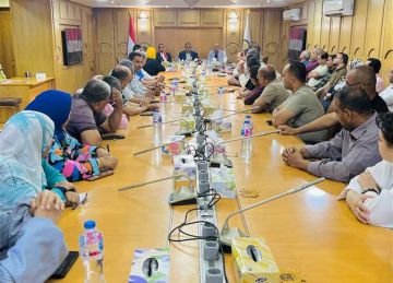 محافظ قنا يترأس اجتماع لجنة استرداد أراضي الدولة لمتابعة جهود التقنين وتوحيد الإجراءات