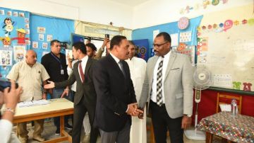 محافظ مطروح يتفقد سير العملية الانتخابية ويتأكد من توافر الخدمات للناخبين