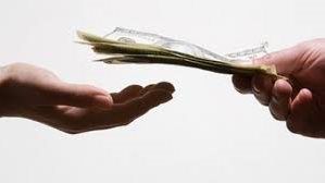 هل تجوز الصدقة على الأقارب غير المقتدرين؟.. أمين الإفتاء يجيب