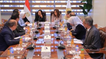 وزيرتا التنمية المحلية والتضامن تبحثان دعم جهود الهلال الأحمر المصري