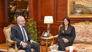 النائب العام يستقبل وزيرة التخطيط لتسليم مركبات خدمة ذكية متنقلة