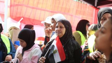 بالأعلام والأغاني الوطنية.. إقبال كثيف من الناخبين على لجنة أم المؤمنين بالعمرانية